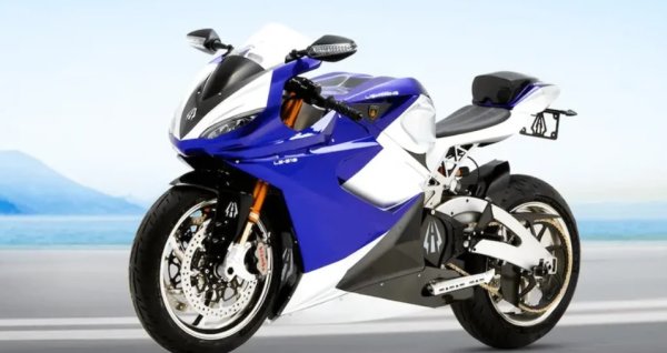 Начело на нашия списък с най-бързите автоматични мотоциклети е Lightning LS-218, който оправдава името си със зашеметяващата максимална скорост. Това е един от  най-добрите електрически мотоциклети в света . LS-218 се задвижва от електрически двигател, който осигурява до 244 конски сили . Светкавица е от самия старт, въобще не се налага да чакате оборотите да се покачат.

Този звяр обаче не е само скорост по права линия. Той също така може да се похвали с напълно регулируемо окачване и високопроизводителни спирачки, което го прави толкова пъргав, колкото и бърз. И тъй като е електрически, LS-218 е тих и без емисии на изгорели газове.

Мотоциклетът спечели изкачването на хълма Пайкс Пийк през 2013 г. Тази победа беше значителна, тъй като не само демонстрира възможностите на електрическите мотоциклети, но и конкурентното им предимство срещу традиционните с ДВГ.

LS-218 може да измине до 450 километра с едно зареждане при условия на градско каране. Това е доста впечатляващо за машина с такава висока мощност.
